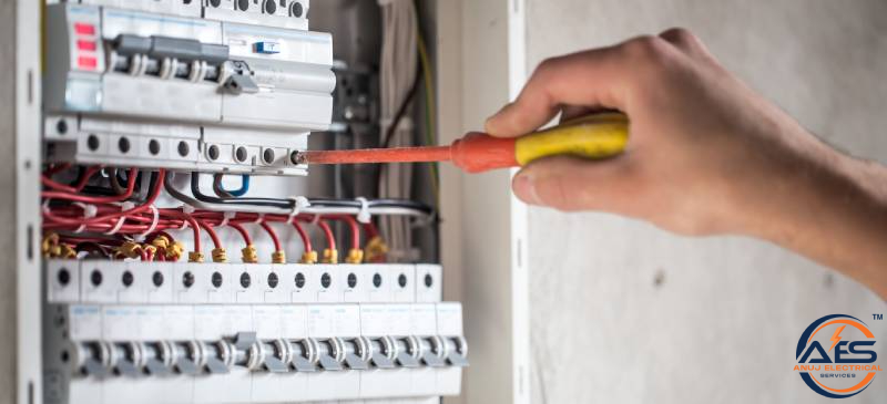 Licensed electrician fixing wiring in Mumbai